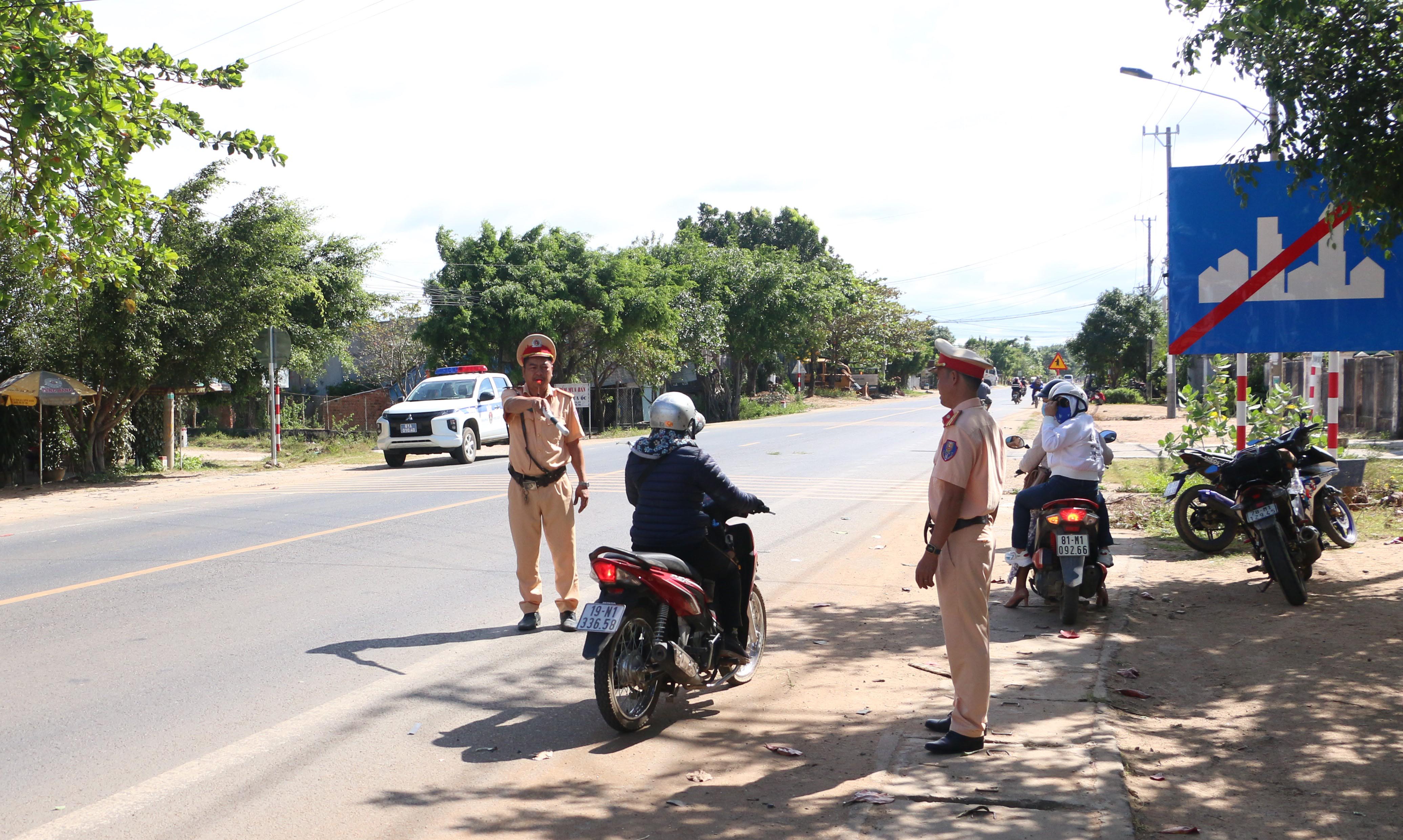 Lực lượng Cảnh sát Giao thông thường xuyên phối hợp tuần tra, xử lý nghiêm các trường hợp vi phạm trên quốc lộ 25. Ảnh: Quang Tấn