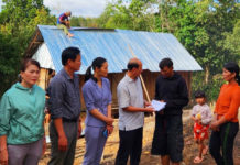 Đại diện ban ngành, đoàn thể huyện, xã trao hỗ trợ cho gia đình ông Ưng tại làng Kon Sơ Bai, xã Hà Tây. Ảnh: Phan Anh