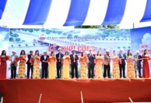 Lãnh đạo tỉnh, TP. Pleiku cùng đại diện các sở, ngành thực hiện nghi thức cắt băng khởi công dự án công trình đường Nguyễn Văn Linh