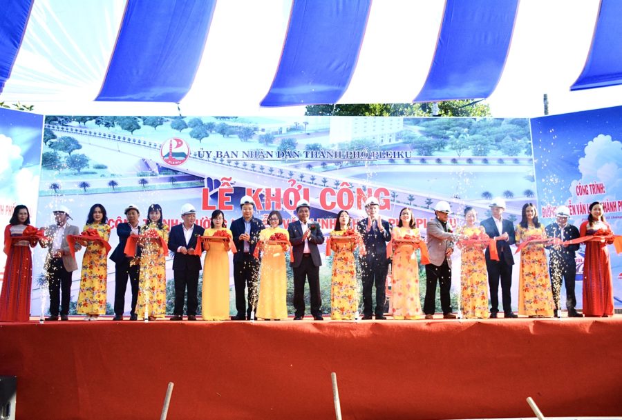 Lãnh đạo tỉnh, TP. Pleiku cùng đại diện các sở, ngành thực hiện nghi thức cắt băng khởi công dự án công trình đường Nguyễn Văn Linh