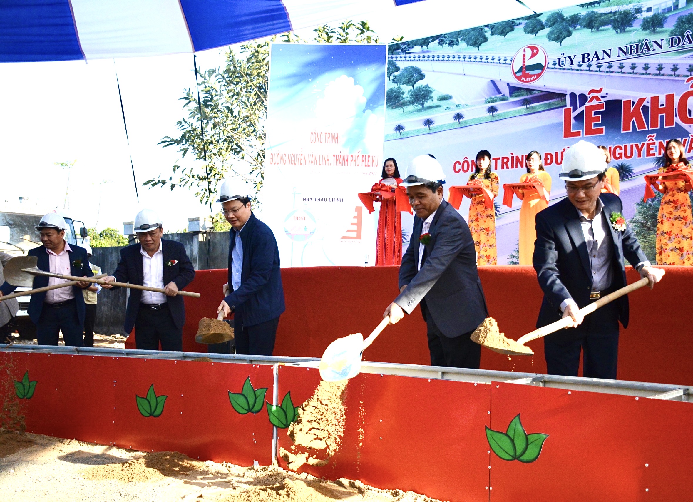 Bí thư Tỉnh ủy Hồ Văn Niên, Chủ tịch UBND tỉnh Trương Hải Long thực hiện nghi thức khởi công dự án đường Nguyễn Văn Linh