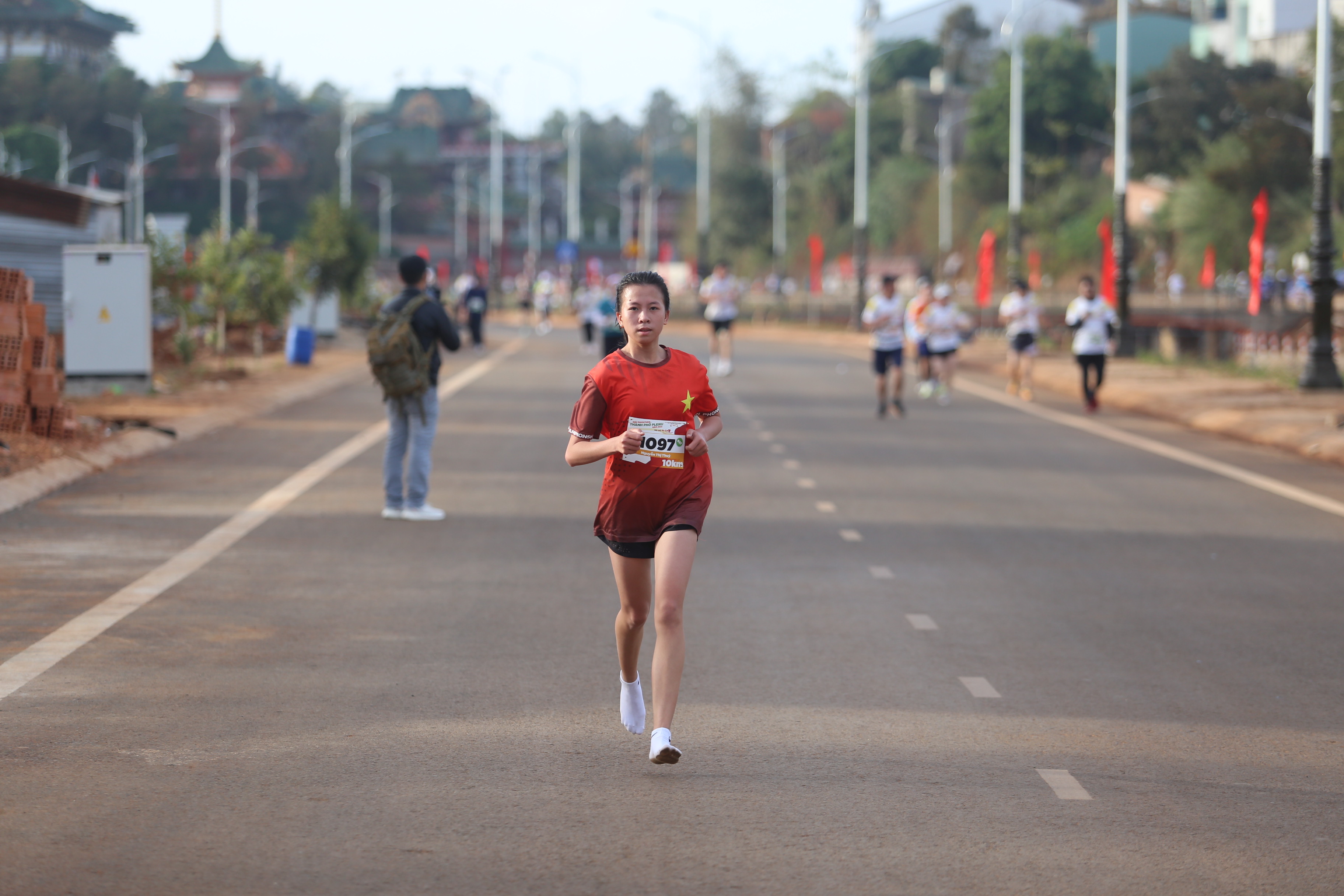 VĐV Nguyễn Thị Thủy giành huy chương vàng ở cự ly 10 km nữ. Ảnh: Văn Ngọc