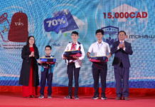 Ông Nguyễn Văn Long (bìa phải)-Phó Giám đốc Sở GD-ĐT trao thưởng cho các thí sinh đạt giải nhất. Ảnh: Mộc Trà