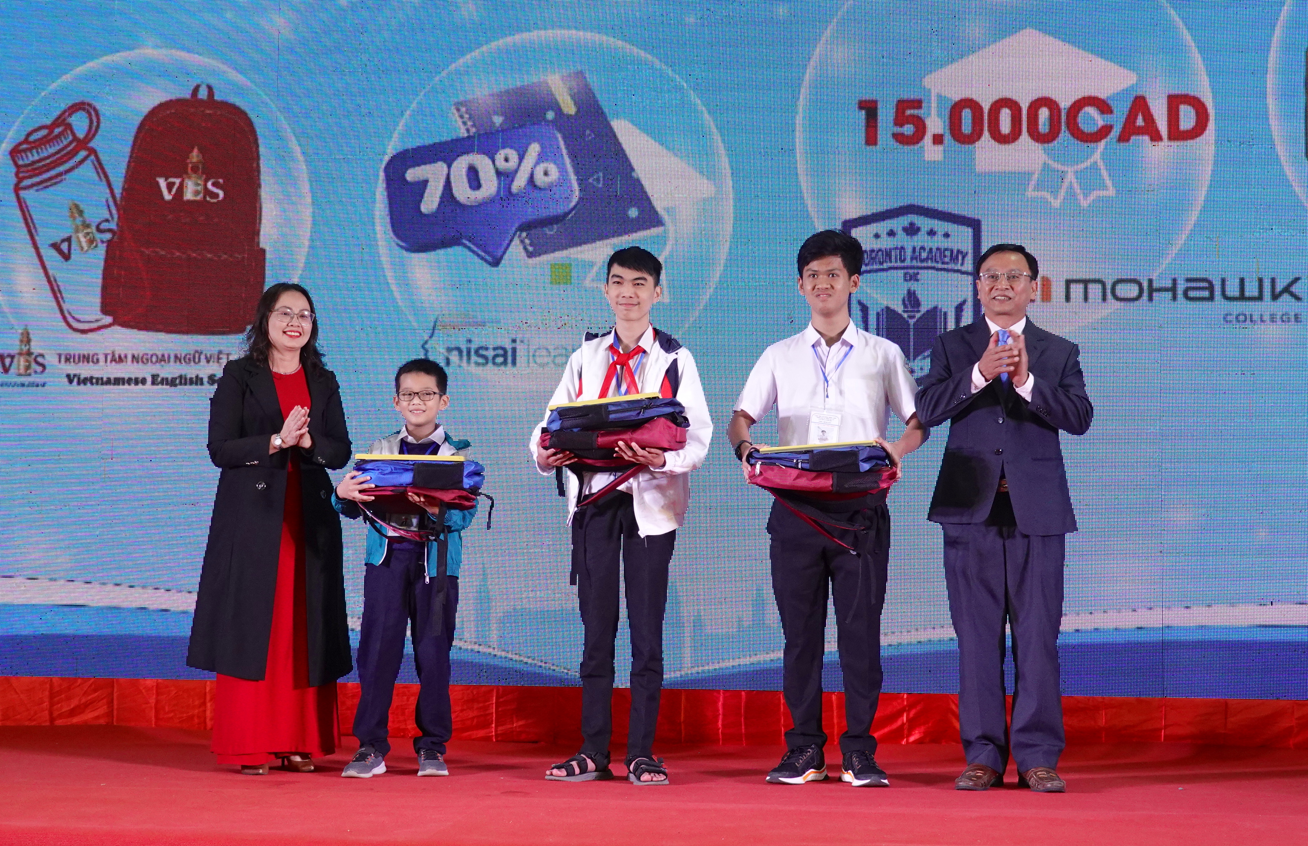 Ông Nguyễn Văn Long (bìa phải)-Phó Giám đốc Sở GD-ĐT trao thưởng cho các thí sinh đạt giải nhất. Ảnh: Mộc Trà
