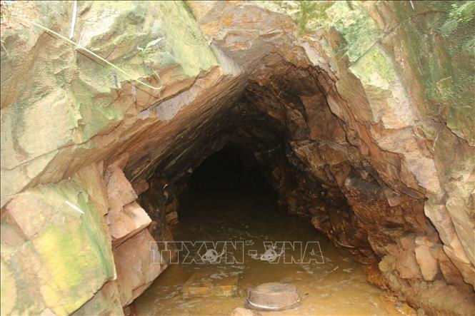 Hầm đá trước đó đã được chính quyền địa phương lấp lại nhưng hiện đã bị các đối tượng khai thác vàng tiếp tục khai thác. 3