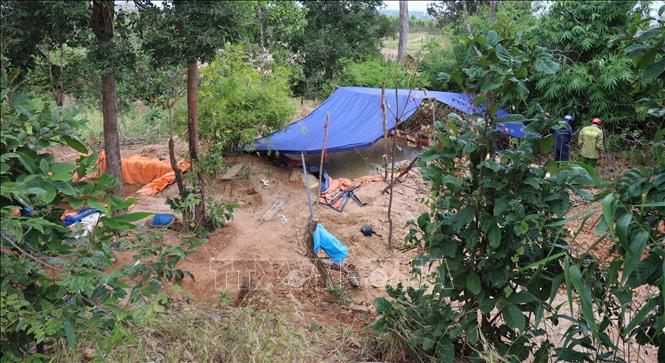 Hiện trường vụ khai thác vàng trái phép tại khu vực núi Tơ Nung, xã Chơ Glong, huyện Kông Chro (Gia Lai). 2