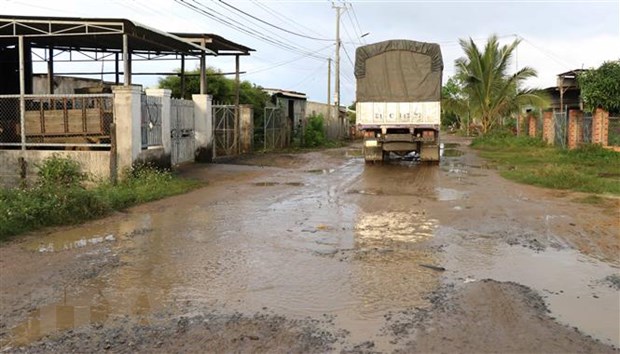 Đường làng Chiêu Liêu, xã An Trung, Kông Chro, Gia Lai bị hư hỏng nghiêm trọng gây mất an toàn giao thông. (Ảnh: Hồng Điệp/TTXVN) 1