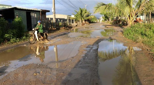 Đường làng Chiêu Liêu, xã An Trung, huyện Kông Chro (Gia Lai) bị hư hỏng nghiêm trọng, nhiều ổ gà, ổ voi gây mất an toàn giao thông. (Ảnh: Hồng Điệp/TTXVN) 2
