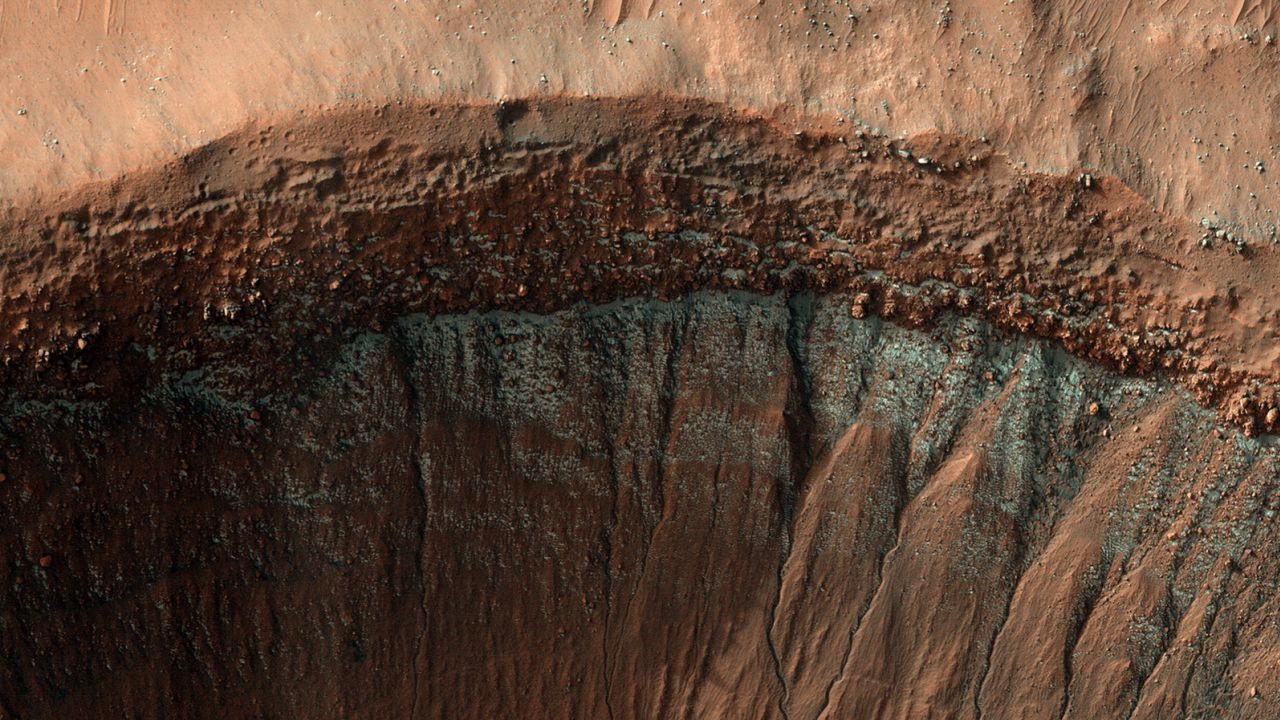 Băng khô bên trong miệng núi lửa trong mùa đông ở Nam bán cầu sao Hỏa. Ảnh: NASA