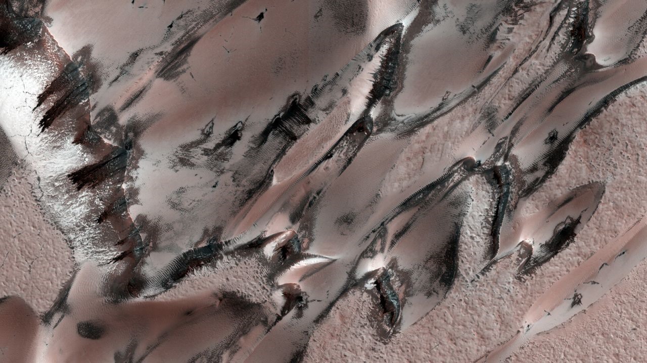 Băng tan tạo ra những hoa văn độc đáo trên cồn cát ở sao Hỏa vào mùa xuân, tháng 7 năm 2021. Ảnh: NASA