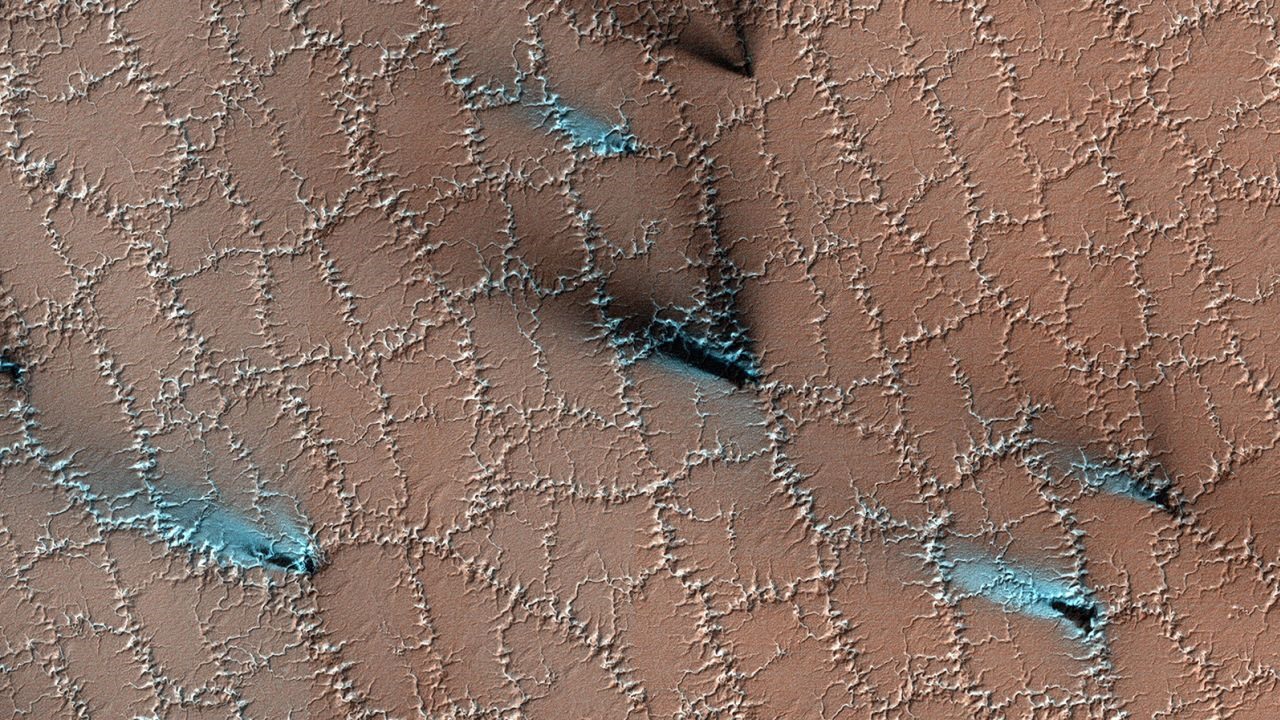 Băng đóng băng trong đất để lại các hoa văn đa giác trên bề mặt sao Hỏa. Ảnh: NASA