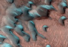  Tàu quỹ đạo MRO chụp ảnh các đụn cát trên sao Hỏa phủ đầy băng giá hai ngày sau khi đông chí đến trên sao Hỏa vào tháng 7. Ảnh: NASA
