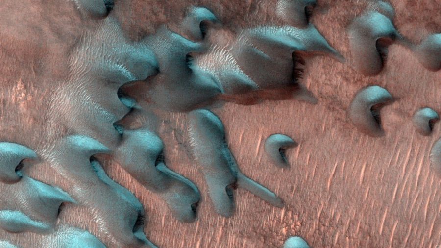  Tàu quỹ đạo MRO chụp ảnh các đụn cát trên sao Hỏa phủ đầy băng giá hai ngày sau khi đông chí đến trên sao Hỏa vào tháng 7. Ảnh: NASA