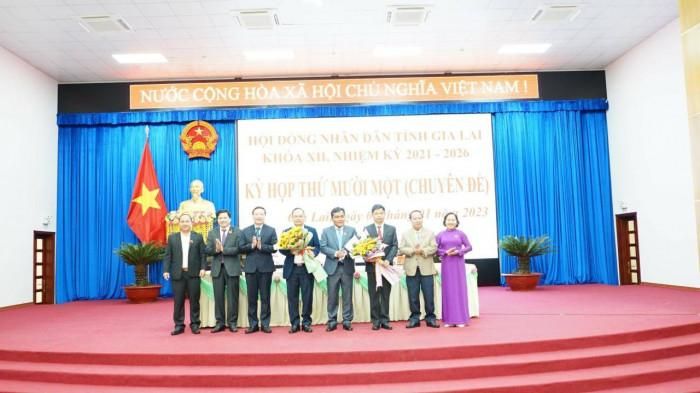 Thường trực HĐND tỉnh Gia Lai trao hoa chúc mừng 2 Phó Chủ tịch UBND tỉnh