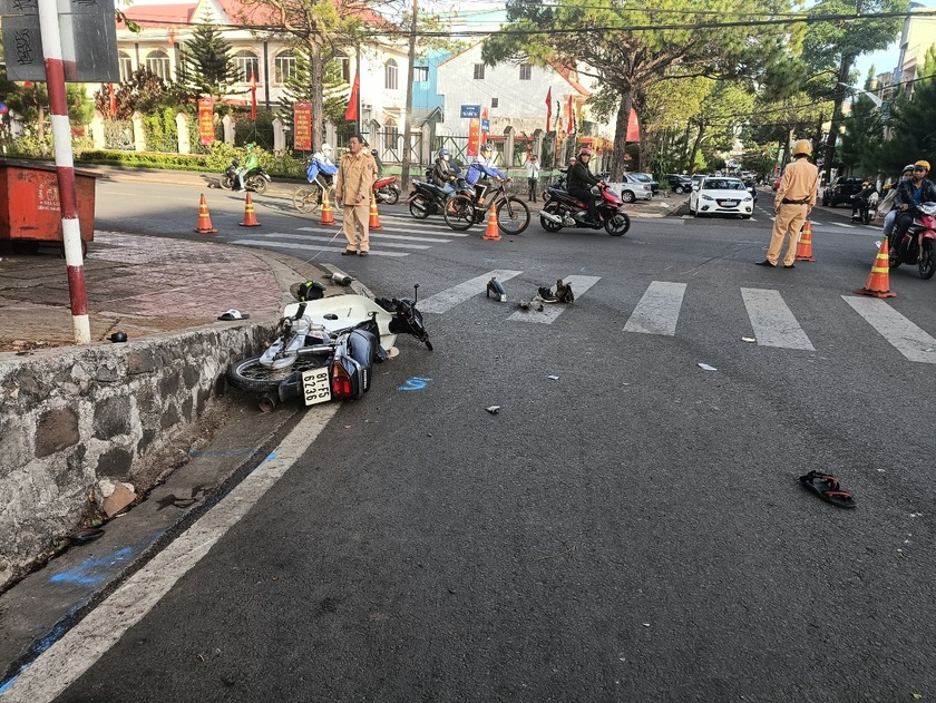 Pleiku: 2 xe máy tông nhau, 3 người bị thương ảnh 1
