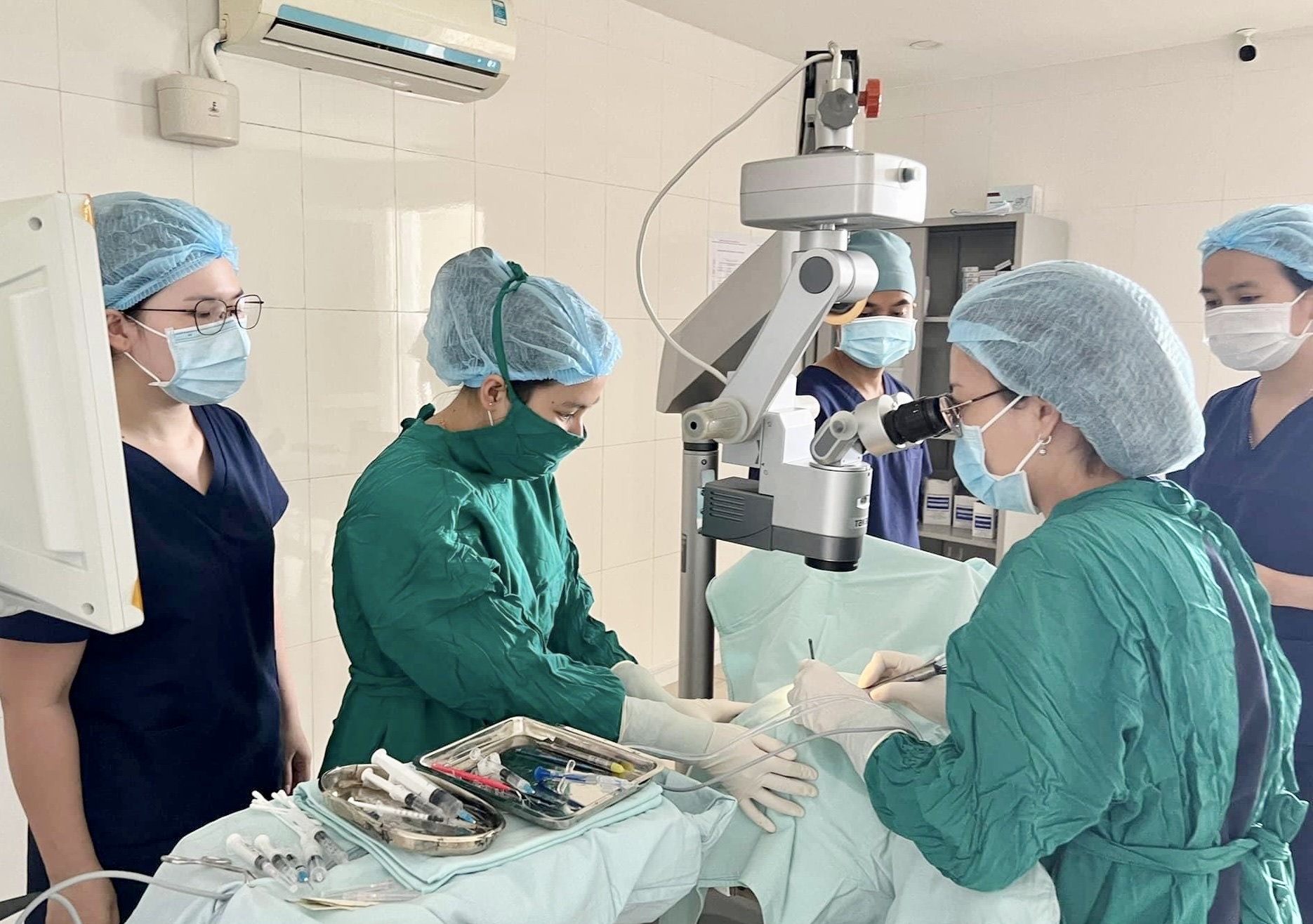 Ê kíp y, bác sĩ Bệnh viện Mắt Quốc tế Sài Gòn-Gia Lai thực hiện phẫu thuật PHACO trong điều trị đục thủy tinh thể cho bệnh nhân. Ảnh bệnh viện cung cấp
