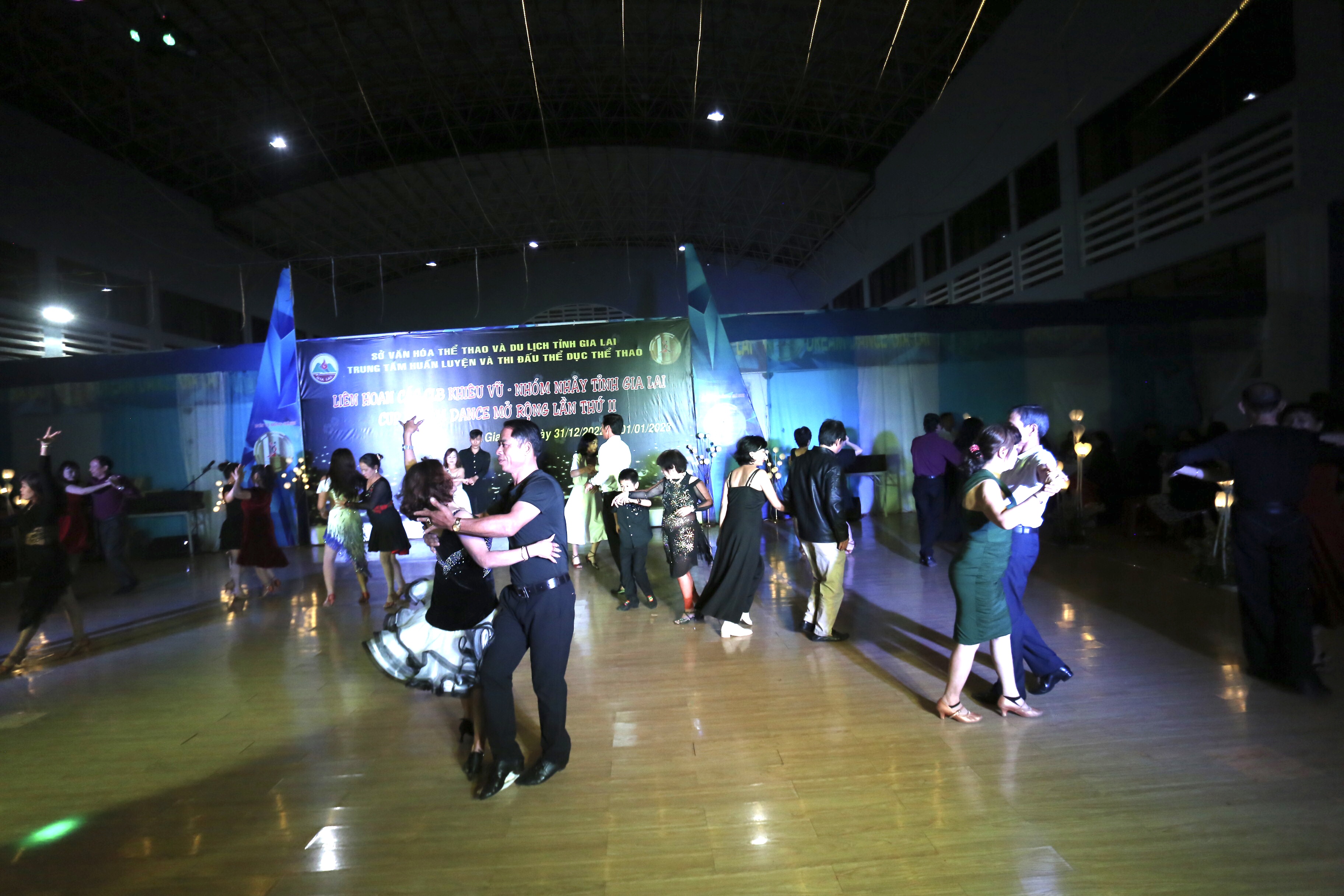 Các vũ công tham gia liên hoan đã trình diễn những bước nhảy sôi động. Ảnh: Văn Ngọc