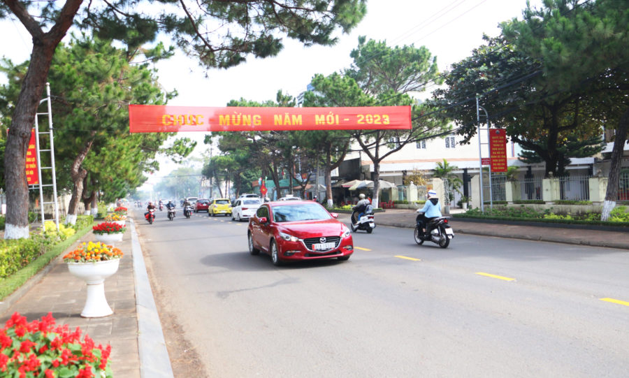  Đường phố rực rỡ cờ hoa và băng rôn chào năm mới 2023. Ảnh Quang Tấn