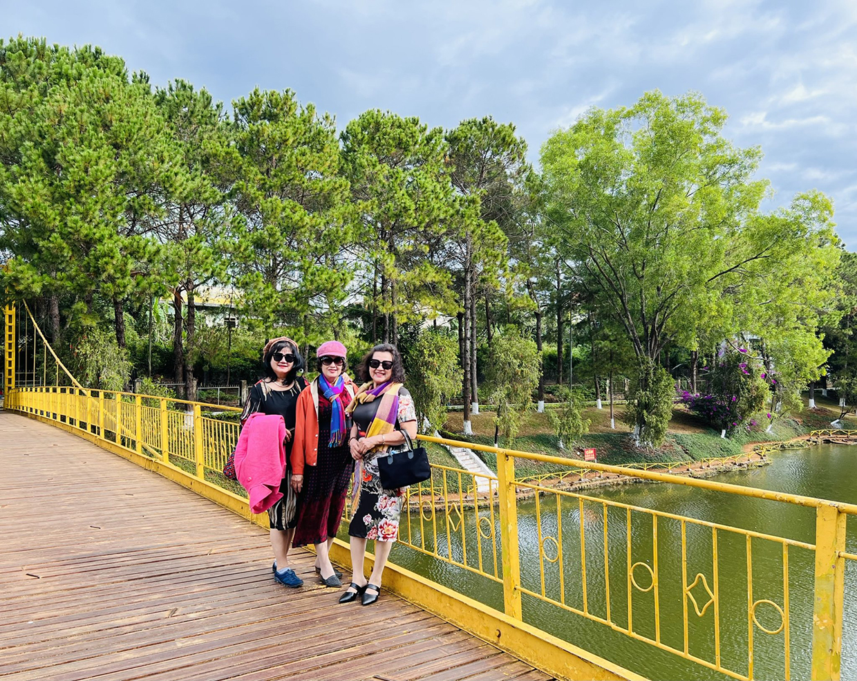 Du khách từ TP. Hồ Chí Minh chụp hình lưu niệm tại Công viên Diên Hồng. Ảnh Trần Dung
