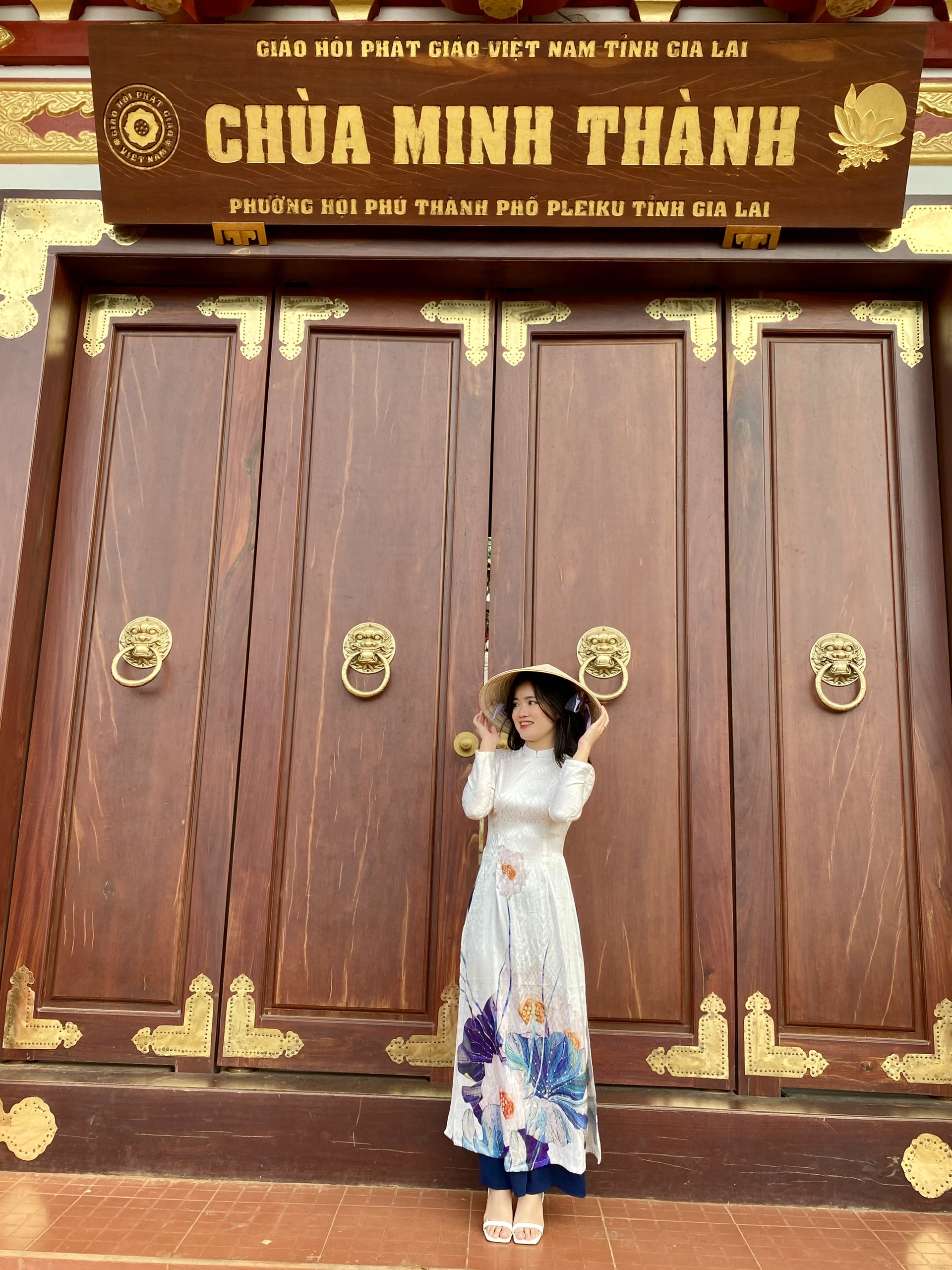 Du khách chụp ảnh lưu niệm tại chùa Minh Thành (TP. Pleiku). Ảnh: Mộc Trà