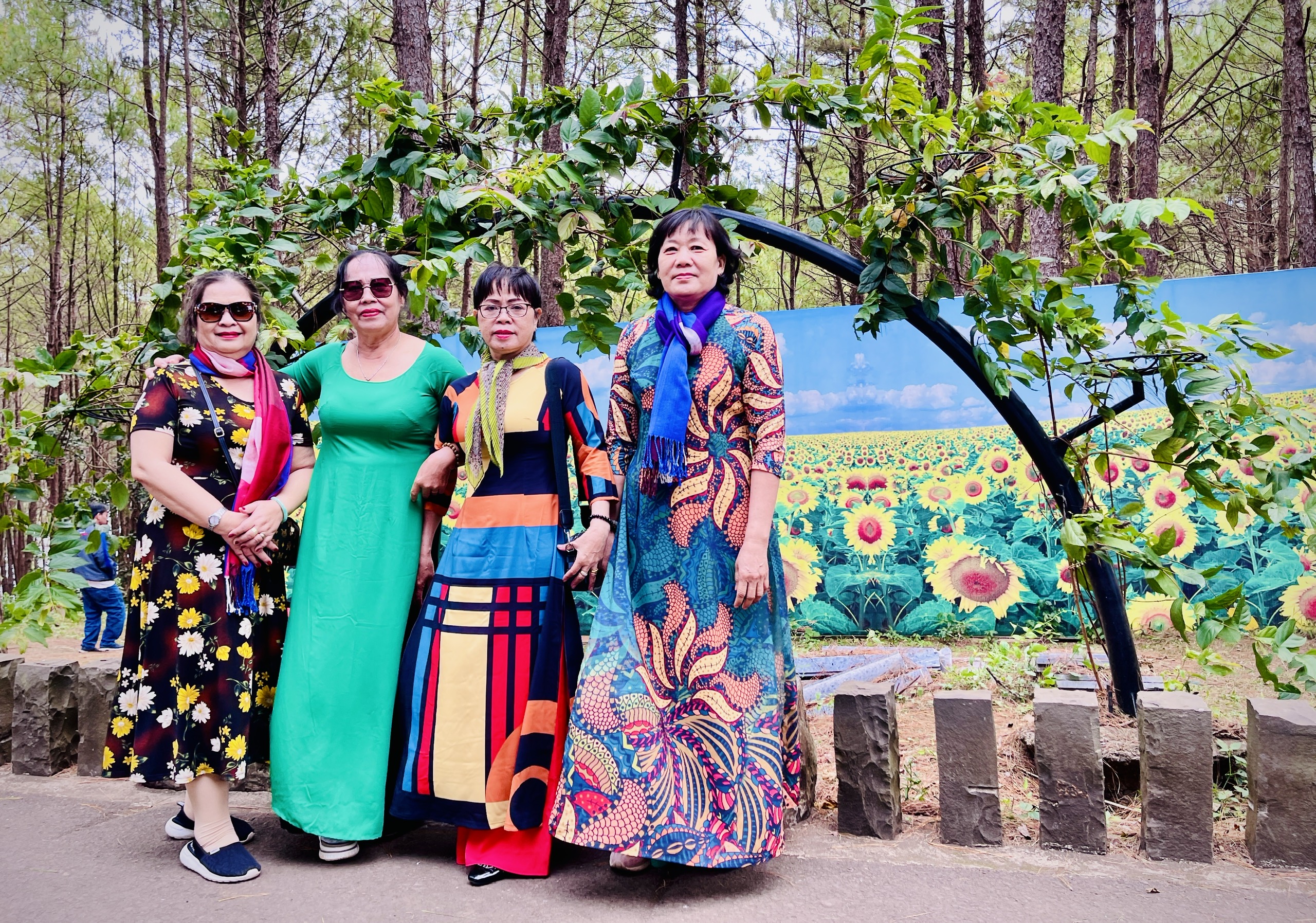 Cô Nguyễn Thị Điệp (thứ 2 bên phải sang) đến từ TP. Hồ Chí Minh đã chọn Gia Lai là điểm đến trong  kỳ nghỉ Tết Dương lịch 2023. Ảnh: Trần Dung