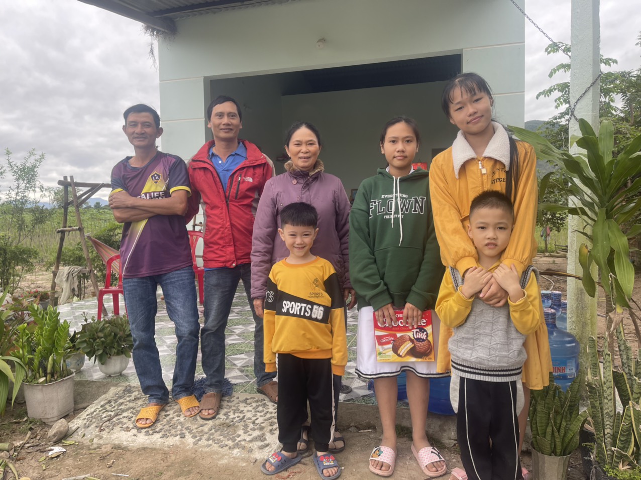 Cô Nguyễn Thị Nửa (thứ 3 từ trái sang) tranh thủ kỳ nghỉ lễ về thăm người thân và đi thăm quan, du lịch Ảnh: Vũ Chi