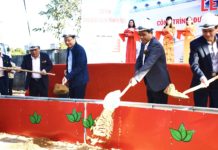 Đại diện lãnh đạo tỉnh và TP. Pleiku thực hiện nghi thức khởi công Dự án đường Nguyễn Văn Linh. Ảnh: Minh Phương