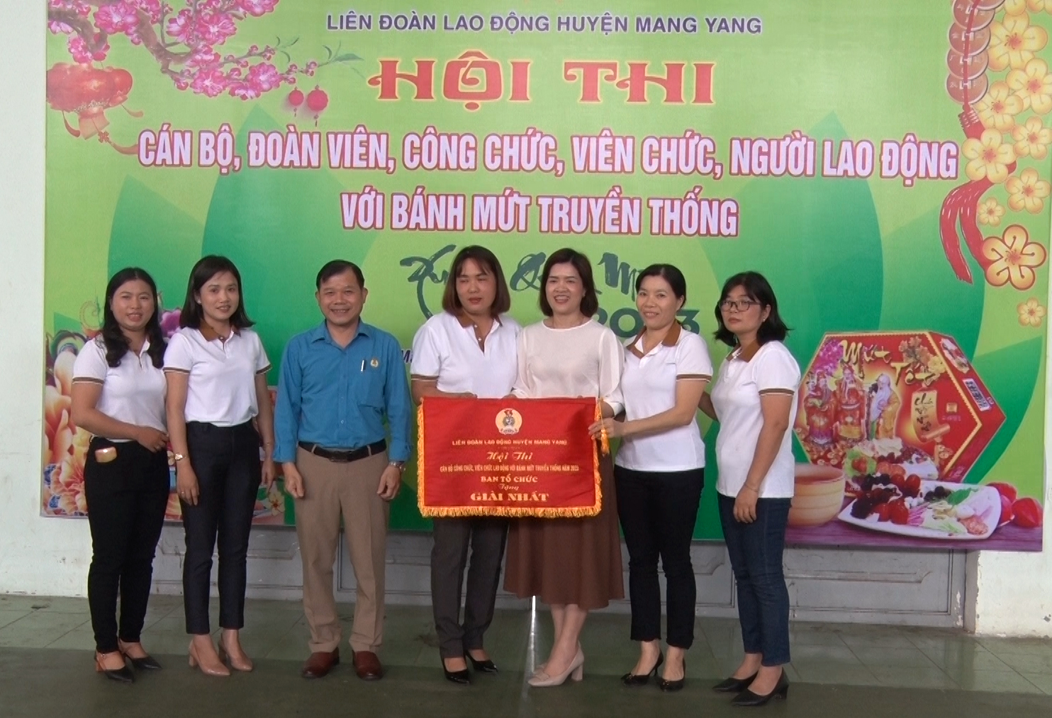  Ban tổ chức Hội thi trao giải nhất cho Công đoàn cơ sở Trung tâm Y tế huyện Mang Yang. Ảnh: Hà Phương
