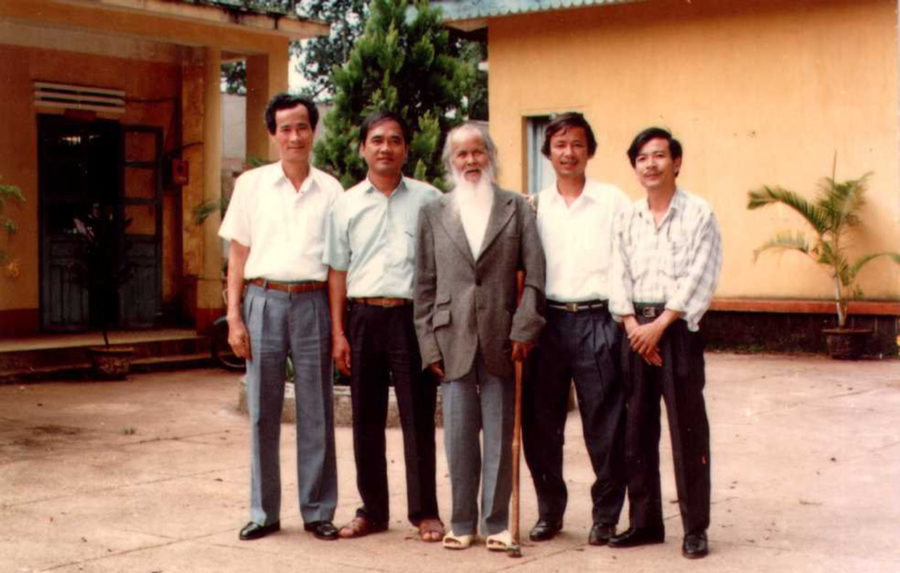   Tác giả (bìa phải) chụp ảnh cùng bác Núp (giữa) khi đi công tác Kon Tum. Ảnh: Hoàng Hương Giang