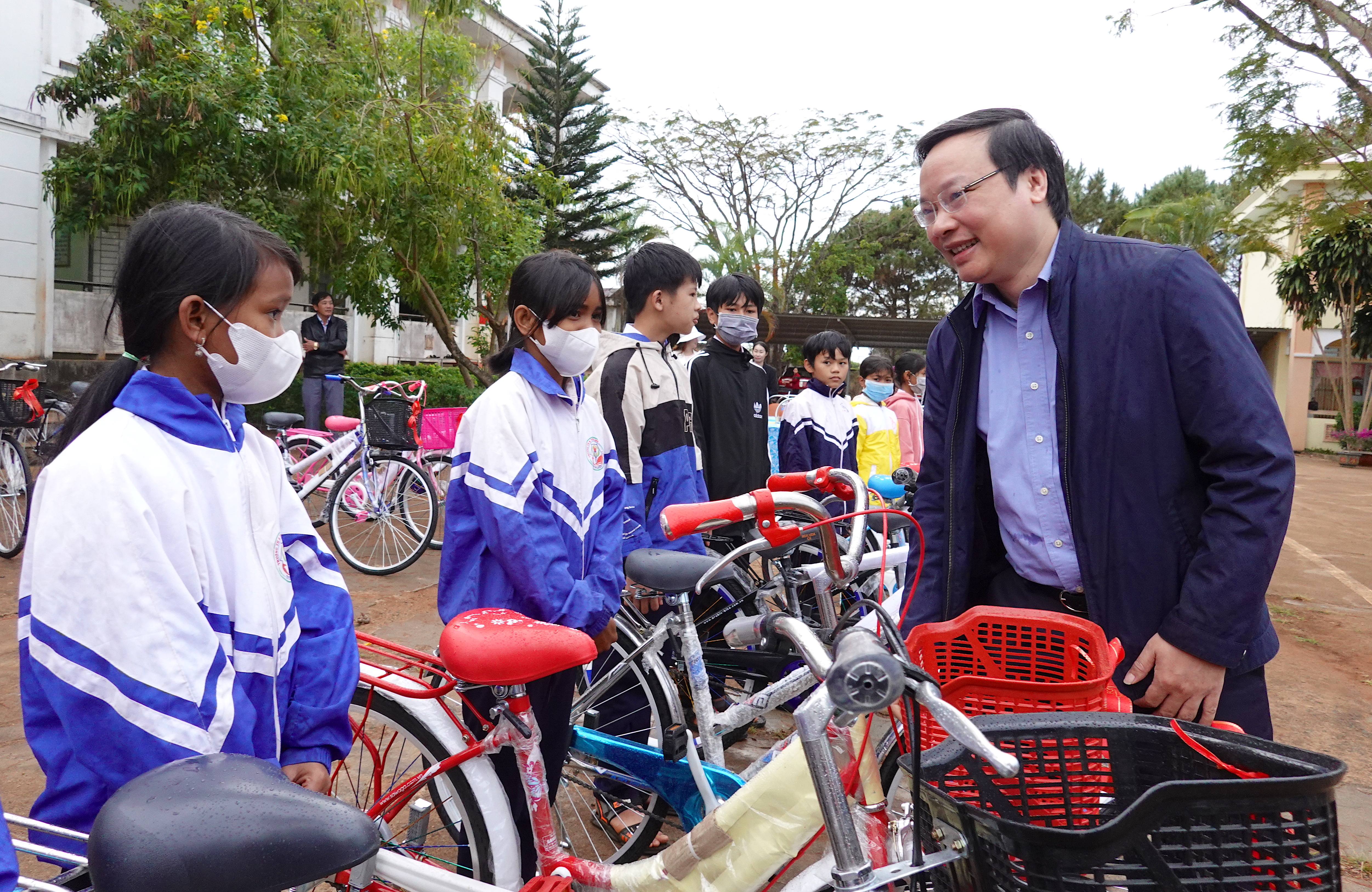 Chủ tịch UBND tỉnh Trương Hải Long trao tặng xe đạp cho học sinh khó khăn. Ảnh: Mộc Trà