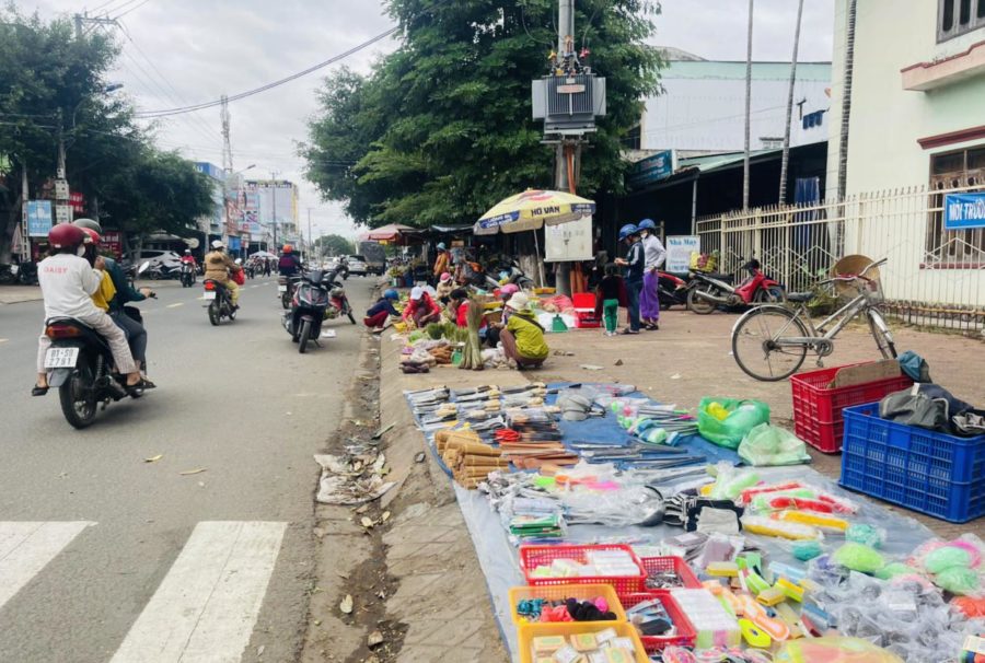 Việc người dân lấn chiếm vỉa hè trên đường Lê Hồng Phong  (trước cửa nhà khách thị xã Ayun Pa) để buôn bán vừa gây mất mỹ quan đô thị, vừa tiềm ẩn nguy cơ tai nạn giao thông. Ảnh: Nguyên Hương