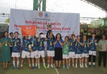 Ban tổ chức trao giải nhất cho đội bóng đá nữ Trường THPT Phan Bội Châu. Ảnh: Minh Nhật