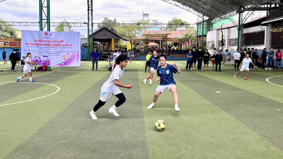 Trận chung kết giữa đội bóng đá nữ Trường THPT Phan Bội Châu và Trường THPT Lê Lợi. Ảnh: Minh Châu