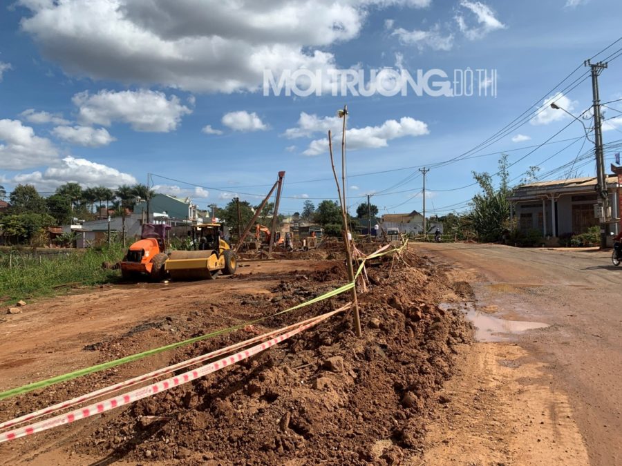 Mương thoát nước dọc tuyến Quốc lộ 19 đi qua các huyện Đak Đoa, Mang Yang dù mới xây dựng xong đã bị hư hỏng, xuống cấp gây nhiều bức xúc cho người dân.