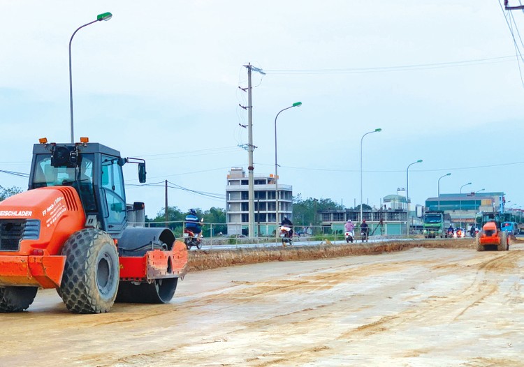 Gói thầu số 01 Xây lắp tuyến số 1 và tuyến số 3 thuộc Dự án Đường nội thị thị xã Ayun Pa, tỉnh Gia Lai đã được triển khai thi công từ đầu năm 2023. Ảnh minh họa: Tiên Giang 1