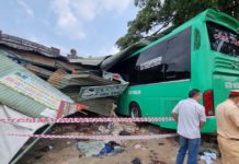 
 Xe khách Đak Lak lao vào nhà dân Pleiku khiến 2 người chết, 5 người bị thương
