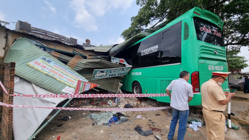 Xe khách Đak Lak lao vào nhà dân Pleiku khiến 2 người chết, 5 người bị thương ảnh 2
