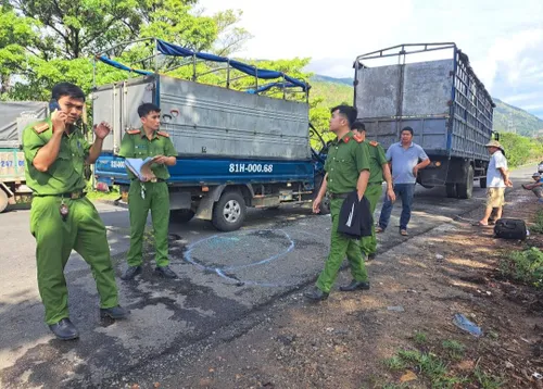 Công an huyện Đắk Pơ phối hợp với VKSND huyện này có mặt tại hiện trường để điều tra nguyên nhân vụ tai nạn. Ảnh: Ngọc Anh 2