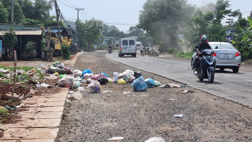 Cần xử lý tình trạng vứt rác bừa bãi trên tuyến tỉnh lộ 664  ảnh 1