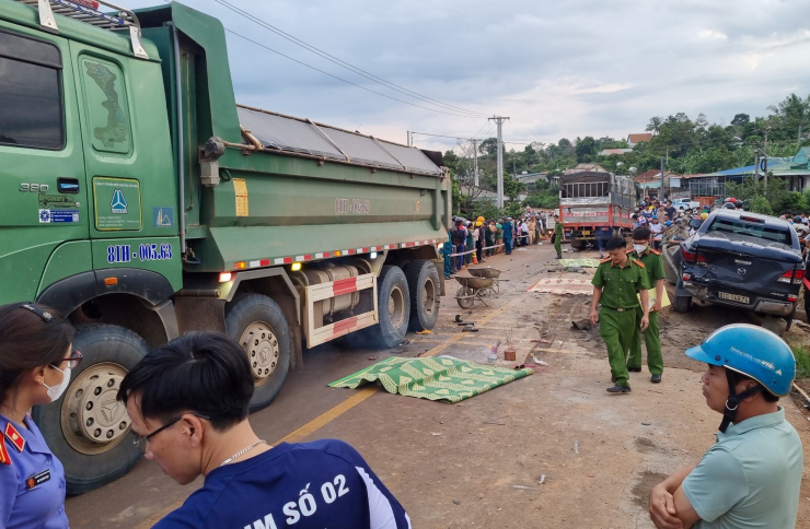 Vụ xe tải tông 3 người chết tại chỗ: Làm rõ trách nhiệm của đơn vị thi công - 1