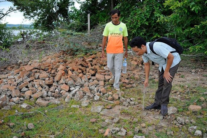 Tháp Champa cổ ở Gia Lai khi khai quật phát lộ nền móng đồ sộ, gạch cổ nằm xếp lớp dưới một dòng sông - Ảnh 1.