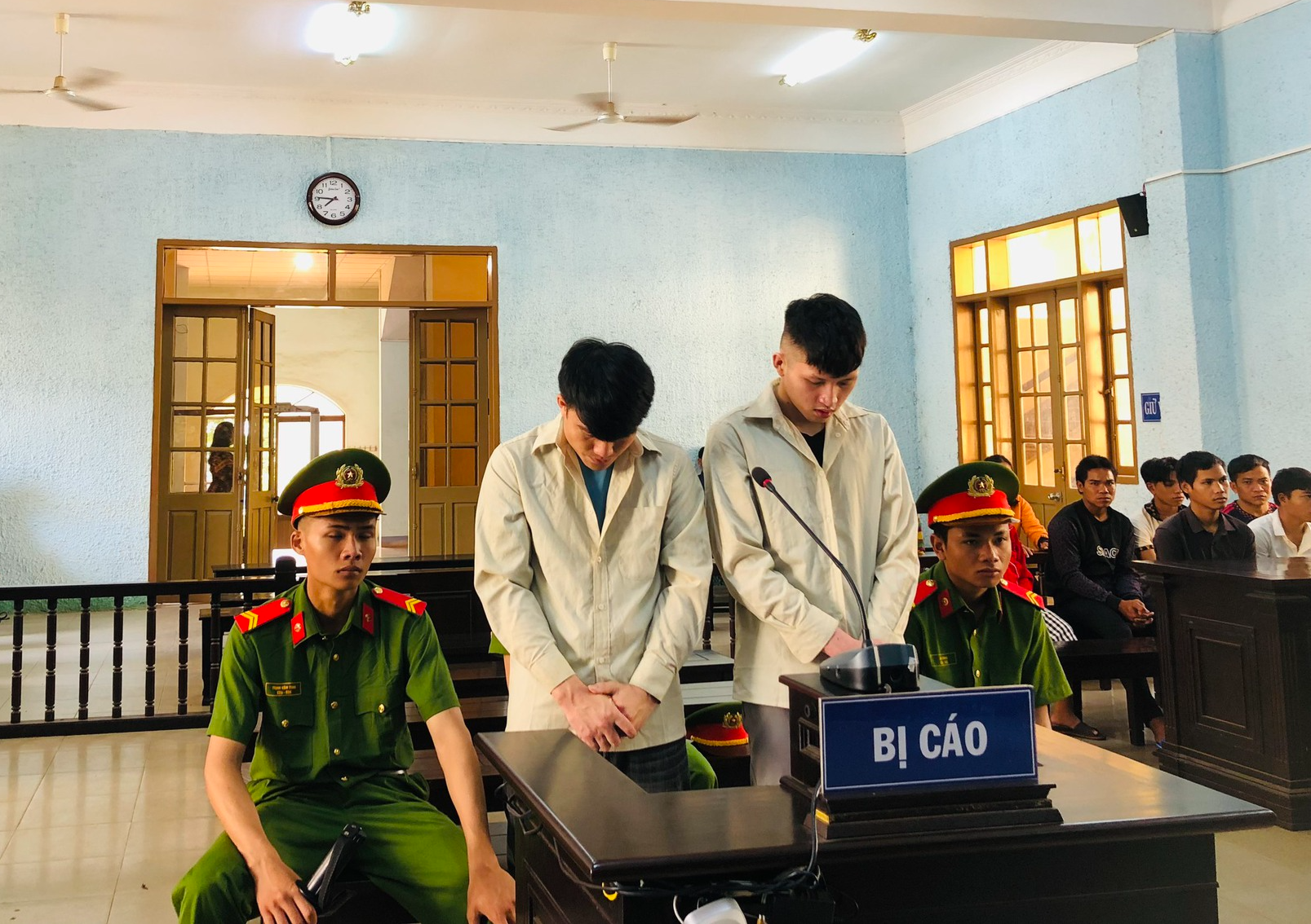 Lừa đưa 7 người sang Campuchia bán, hai thanh niên lĩnh án gần 30 năm tù - Ảnh 1.