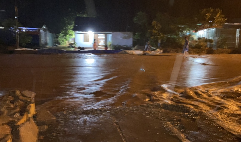Đức Cơ: Người dân dọc quốc lộ 19 khổ vì mưa lớn, nước tràn vào nhà  ảnh 2