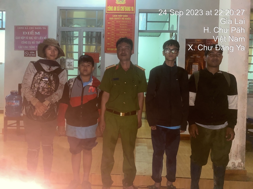 Lực lượng chức năng huyện Chư Păh tìm kiếm thành công 3 chị em gái đi lạc trên núi Chư Đang Ya. Ảnh: UBND xã Chư Đang Ya cung cấp ảnh 1