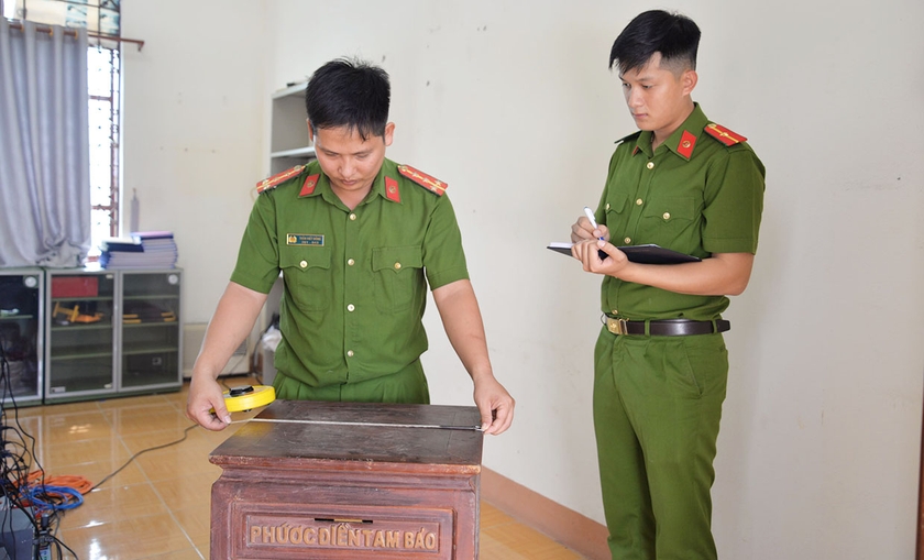 Cán bộ Công an thị xã Ayun Pa thu hồi, giám định chiếc thùng công đức do các đối tượng trộm cắp ở chùa Bửu Tịnh. Ảnh: T.T ảnh 1