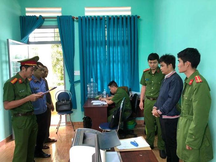 Cơ quan công an đọc lệnh bắt tạm giam với Hoàng Quốc Thắng (áo khoác xanh) - Ảnh công an cung cấp