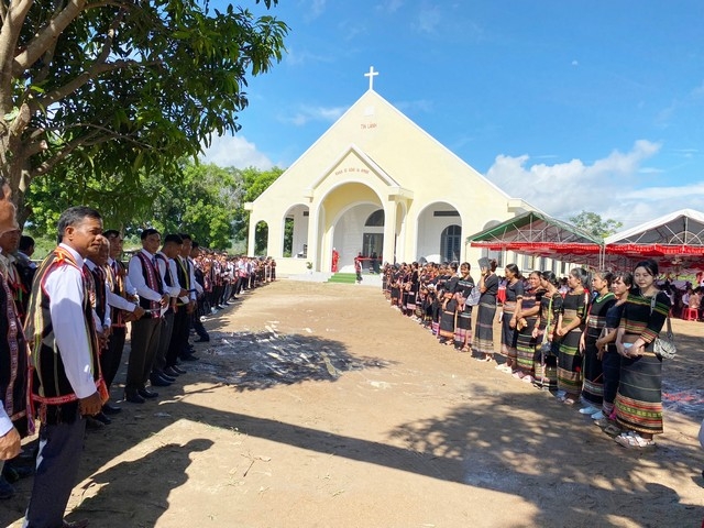 Quang cảnh lễ khánh thành Nhà thờ Chi Hội Tin lành Ia Rmok huyện Krông Pa. Ảnh Thanh Nhật. ảnh 2