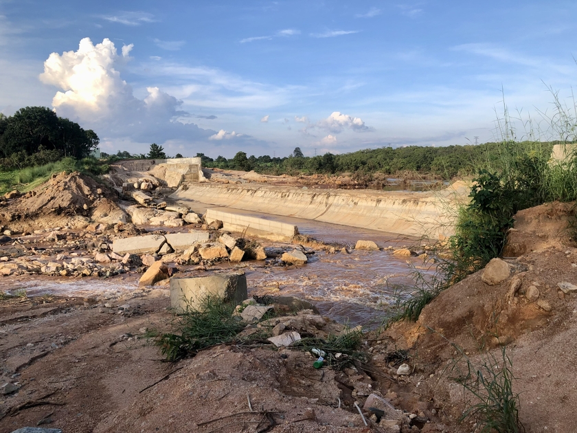 Một đoạn đập tràn công trình Thủy điện Ia Glae 2 trên địa bàn xã Ia Ga, huyện Chư Prông bị nước lũ cuốn trôi. Ảnh: Lê Nam ảnh 2
