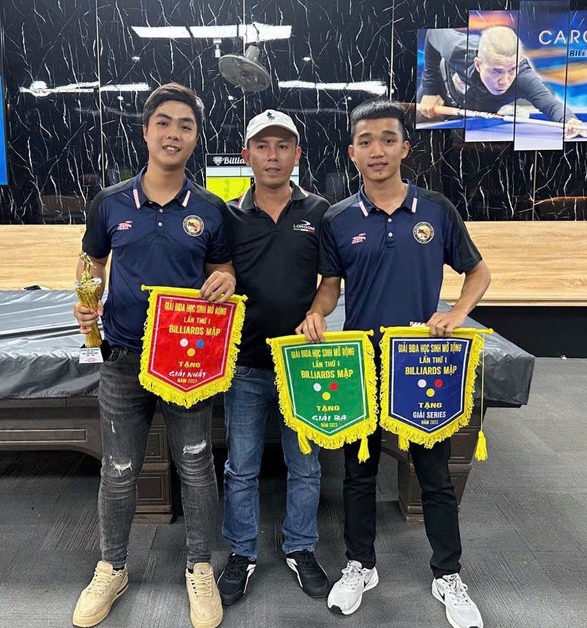 Anh Huy (giữa) và 2 học trò đã giành giải nhất và giải 3 tại Giải Billiards dành cho học sinh khu vực Đông Gia Lai. Ảnh: Văn Nguyên ảnh 2