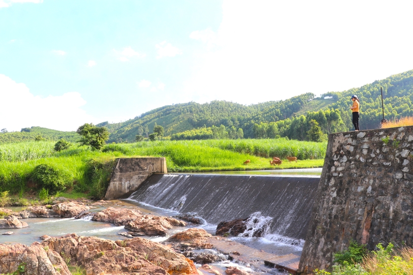Đập tràn Đê Ba (xã Tơ Tung, huyện Kbang) thường xuyên được kiểm tra, tu sửa kịp thời, cung cấp nước sản xuất lúa, hoa màu. Ảnh: Ngọc Minh ảnh 1